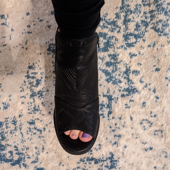 ✨❌SOLD❌✨Faux Leather Open Toe Booties - Picture 6 of 8